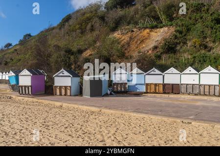 Bournemouth, Regno Unito - 19 ottobre 2024: Rifugi sulla spiaggia danneggiati da una frana questa mattina tra Durley Chine e West Cliff Beach. Foto Stock