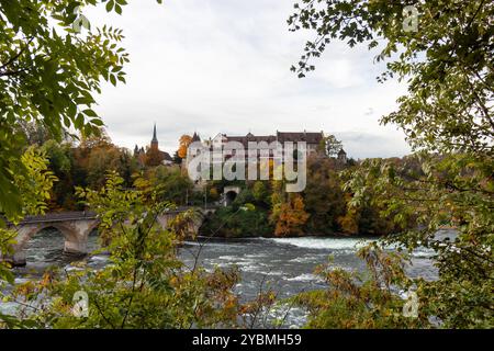 Il ponte ferroviario Rheinfall sul Reno vicino alla cascata più grande d'Europa. Castello di Laufen sulla collina. Svizzera Foto Stock