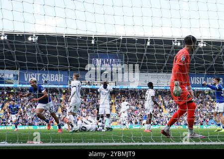 Cardiff, Regno Unito. 19 ottobre 2024. Rubin Colwill della città di Cardiff (27) festeggia dopo aver segnato il secondo gol della sua squadra. Partita del campionato EFL Skybet, Cardiff City contro Plymouth Argyle al Cardiff City Stadium di Cardiff, Galles, sabato 19 ottobre 2024. Questa immagine può essere utilizzata solo per scopi editoriali. Solo per uso editoriale, foto di Andrew Orchard/Andrew Orchard fotografia sportiva/Alamy Live news credito: Andrew Orchard fotografia sportiva/Alamy Live News Foto Stock