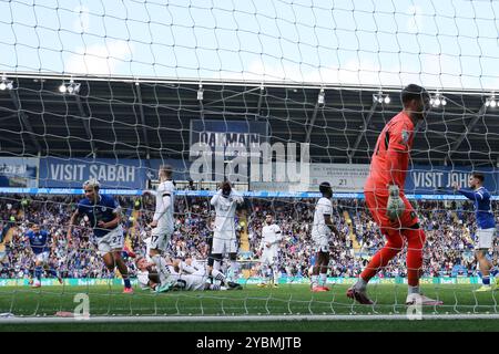 Cardiff, Regno Unito. 19 ottobre 2024. Rubin Colwill della città di Cardiff (27) festeggia dopo aver segnato il secondo gol della sua squadra. Partita del campionato EFL Skybet, Cardiff City contro Plymouth Argyle al Cardiff City Stadium di Cardiff, Galles, sabato 19 ottobre 2024. Questa immagine può essere utilizzata solo per scopi editoriali. Solo per uso editoriale, foto di Andrew Orchard/Andrew Orchard fotografia sportiva/Alamy Live news credito: Andrew Orchard fotografia sportiva/Alamy Live News Foto Stock