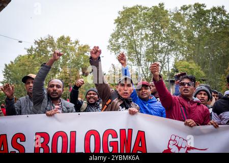 Roma, Italia. 19 ottobre 2024. Migliaia si uniscono alla marcia per protestare contro il disegno di legge del 1660. La nuova legge inasprisce le sanzioni per le manifestazioni di strada, il blocco stradale, le proteste del pacifico, la resistenza a un funzionario pubblico e introduce il crimine di rivolta in un'istituzione penitenziaria. (Credit Image: © Marco di Gianvito/ZUMA Press Wire) SOLO PER USO EDITORIALE! Non per USO commerciale! Foto Stock