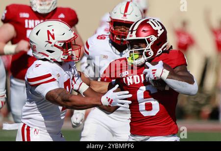 Bloomington, Stati Uniti. 19 ottobre 2024. BLOOMINGTON, INDIANA - 19 OTTOBRE: Il running back degli Indiana Hoosiers Justice Ellison (6) porta la palla contro il Nebraska durante una partita di football della NCAA il 19 ottobre 2024 al Memorial Stadium di Bloomington, Indiana. ( Crediti: Jeremy Hogan/Alamy Live News Foto Stock