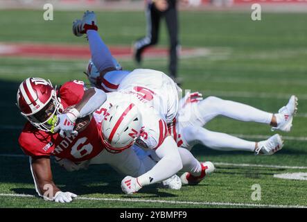 Bloomington, Stati Uniti. 19 ottobre 2024. BLOOMINGTON, INDIANA - 19 OTTOBRE: Il running back degli Indiana Hoosiers Justice Ellison (6) porta la palla contro il Nebraska durante una partita di football della NCAA il 19 ottobre 2024 al Memorial Stadium di Bloomington, Indiana. ( Crediti: Jeremy Hogan/Alamy Live News Foto Stock