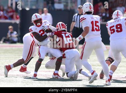 Bloomington, Stati Uniti. 19 ottobre 2024. BLOOMINGTON, INDIANA - 19 OTTOBRE: Il defensive back degli Indiana Hoosiers Terry Jones Jr. (12) affronta il Nebraska durante una partita di football della NCAA il 19 ottobre 2024 al Memorial Stadium di Bloomington, Indiana. ( Crediti: Jeremy Hogan/Alamy Live News Foto Stock