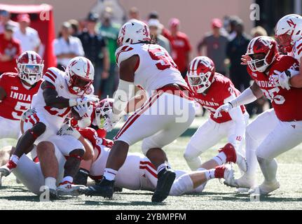 Bloomington, Stati Uniti. 19 ottobre 2024. BLOOMINGTON, INDIANA - 19 OTTOBRE: I difensori dell'Indiana University affrontano il running back Nebraska Cornhuskers Emmett Johnson (21) durante una partita di football della NCAA il 19 ottobre 2024 al Memorial Stadium di Bloomington, Indiana. ( Crediti: Jeremy Hogan/Alamy Live News Foto Stock