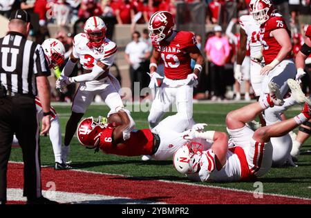 Bloomington, Stati Uniti. 19 ottobre 2024. BLOOMINGTON, INDIANA - 19 OTTOBRE: Il running back degli Indiana Hoosiers Justice Ellison (6) segna un touchdown contro il Nebraska durante una partita di football NCAA il 19 ottobre 2024 al Memorial Stadium di Bloomington, Indiana. ( Crediti: Jeremy Hogan/Alamy Live News Foto Stock