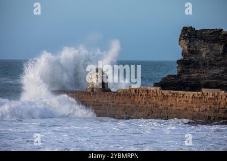 Portreath, Cornovaglia, 19 ottobre 2024, la gente era fuori per una passeggiata serale sulla spiaggia di Portreath, Cornovaglia. Il cielo era azzurro, con un sole splendente e il 13° C, che ha fatto un bel cambiamento dopo tutte le recenti precipitazioni. Il mare era agitato dopo i venti recenti e davanti alla tempesta Ashley. Crediti: Keith Larby/Alamy Live News Foto Stock