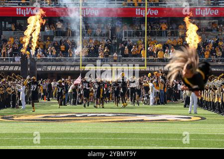 Columbia, Missouri, Stati Uniti. 19 ottobre 2024. I Missouri Tigers vanno in campo per la loro partita contro gli Auburn Tigers al Memorial Stadium di Columbia, Missouri. David Smith/CSM/Alamy Live News Foto Stock