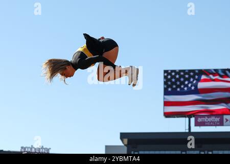 Columbia, Missouri, Stati Uniti. 19 ottobre 2024. Una cheerleader dei Missouri Tigers si esibisce prima di una partita contro gli Auburn Tigers al Memorial Stadium di Columbia, Missouri. David Smith/CSM/Alamy Live News Foto Stock