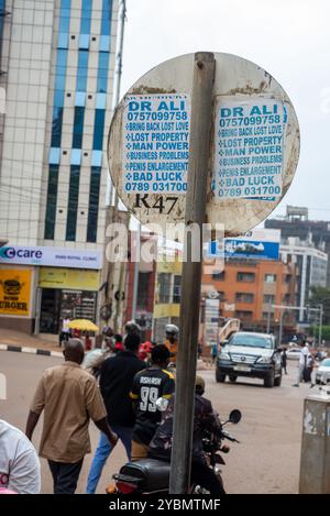 Poster divertenti servizi pubblicitari di stregoni medici a Kampala Uganda Foto Stock