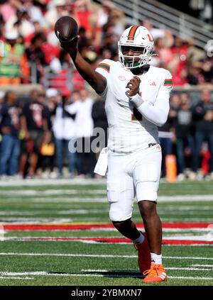 Louisville, Stati Uniti. 19 ottobre 2024. Il quarterback dei Miami Hurricanes Cam Wood (1) viene messo sotto pressione dalla difesa dei Louisville Cardinals durante la prima metà della partita all'L&N Stadium sabato 19 ottobre 2024 a Louisville, Kentucky. Foto di John Sommers II/UPI credito: UPI/Alamy Live News Foto Stock