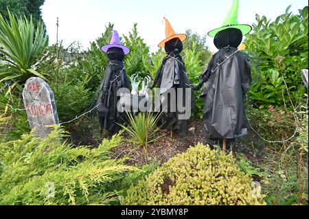 Clevedon, Somerset, Regno Unito. 19 ottobre 2024. Su una strada principale a Clevedon, oltrepassando il traffico, passa un orribile giardino di Halloween. Credito fotografico Robert Timoney/Alamy/LiveNews credito: Robert Timoney/Alamy Live News Foto Stock