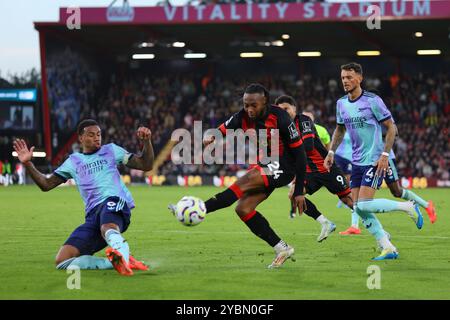 Vitality Stadium, Boscombe, Dorset, Regno Unito. 19 ottobre 2024. Premier League Football, AFC Bournemouth contro Arsenal; Semenyo di Bournemouth tira in goal Credit: Action Plus Sports/Alamy Live News Foto Stock