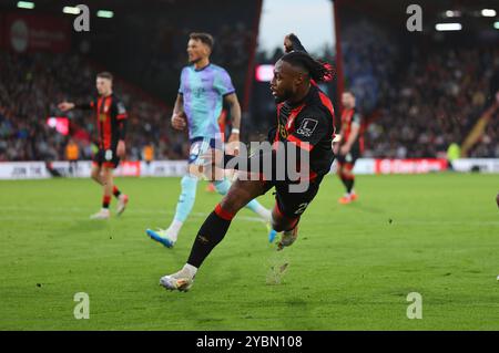 Vitality Stadium, Boscombe, Dorset, Regno Unito. 19 ottobre 2024. Premier League Football, AFC Bournemouth contro Arsenal; Semenyo di Bournemouth tira in goal Credit: Action Plus Sports/Alamy Live News Foto Stock