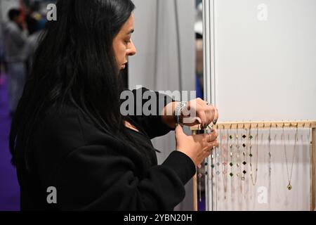 LONDRA, REGNO UNITO. 19 ottobre 2024. Mostra del Global Peace & Unity Festival 2024 all'Excel di Londra, Regno Unito. (Foto di 李世惠/SEE li/Picture Capital) credito: Vedi li/Picture Capital/Alamy Live News Foto Stock