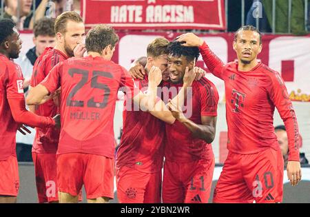 Kingsley Coman, FCB 11 segna, tiri goal, Tor, Treffer, Torschuss, 4-0. Celebra il suo obiettivo, felice, ridere, festeggiare, Leroy sane, FCB 10 Joshua KIMMICH, FCB 6 Harry Kane, FCB 9 Thomas MUELLER, Mueller, FCB 25 nella partita FC BAYERN MUENCHEN - VFB STOCCARDA il 19 ottobre 2024 a Monaco, Germania. Stagione 2024/2025, 1.Bundesliga, FCB, Monaco, giorno 7, 7.Spieltag Photographer: immagini ddp/STAR-images - LE NORMATIVE DFL VIETANO QUALSIASI USO DI FOTOGRAFIE come SEQUENZE DI IMMAGINI e/o QUASI-VIDEO - crediti: ddp media GmbH/Alamy Live News Foto Stock