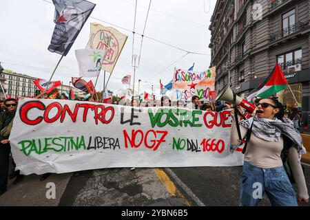 Napoli, Italia, 19 ottobre 2024. Persone durante la protesta contro il G7 dei Ministri della difesa, a Napoli. Crediti: Marco Cantile/Alamy Live News Foto Stock