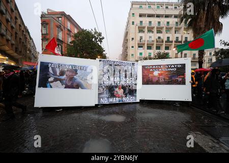 Napoli, Italia, 19 ottobre 2024. Persone durante la protesta contro il G7 dei Ministri della difesa, a Napoli. Crediti: Marco Cantile/Alamy Live News Foto Stock