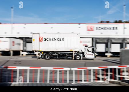 Eching, Germania. 17 ottobre 2024. Il logo DB Schenker è visibile su un container presso il sito di Eching (Baviera) il 17 ottobre 2024. Con il marchio DB Schenker, Deutsche Bahn AG gestisce il segmento di attività di tutti i servizi di trasporto e logistica del gruppo DB. Il Consiglio di vigilanza di Deutsche Bahn ha approvato la vendita della controllata logistica DB Schenker alla DSV. Crediti: Matthias Balk/dpa/Alamy Live News Foto Stock