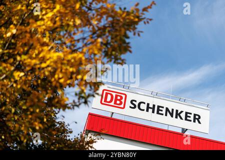 Eching, Germania. 17 ottobre 2024. Il logo DB Schenker è visibile su un edificio del sito di Eching (Baviera) il 17 ottobre 2024. Con il marchio DB Schenker, Deutsche Bahn AG gestisce il segmento di attività di tutti i servizi di trasporto e logistica del gruppo DB. Il Consiglio di vigilanza di Deutsche Bahn ha approvato la vendita della controllata logistica DB Schenker alla DSV. Crediti: Matthias Balk/dpa/Alamy Live News Foto Stock