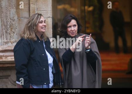 Oviedo, Spagna, 19 ottobre 2024: La direttrice della Fondazione Principessa delle Asturie, Teresa Sanjurjo (L), spiega al presidente di Magnum Photos, Cristina de Middel (R), durante l'arrivo di Cristina de Middel, Principessa delle Asturie per la concordia con Oviedo, il 19 ottobre 2024, a Oviedo, Spagna. Crediti: Alberto Brevers / Alamy Live News. Foto Stock