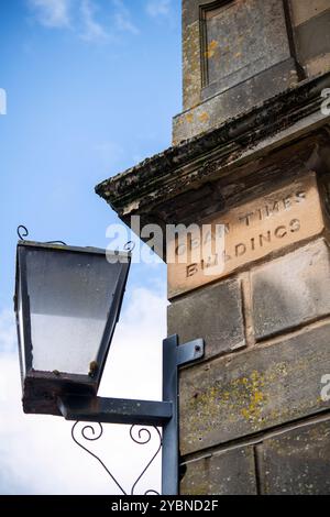 Pietra incisa con edifici Oban Times nell'ex sito degli uffici dei giornali nel centro di Oban, Scozia, Regno Unito Foto Stock