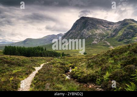 Visualizza in basso del diavolo la scala che porta al Valico di Glencoe nelle Highlands scozzesi, con Buachaille Etive Mor a distanza Foto Stock