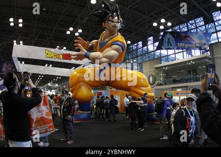 Comic con si svolge sabato 19 ottobre presso il Javits Center nel centro di Manhattan, New York. Tenuto per la prima volta nel 2006, il New York Comic con è un festival annuale di più giorni presso il Javits Center di Manhattan che riunisce gli amanti della cultura pop di tutto il paese, specialmente New York. Negli anni '1890, le prime strisce a fumetti emergono da una rivalità tra gli editori di giornali di New York Joseph Pulitzer e William Randolph Hearst. New York è il nesso dell'editoria di fumetti per la maggior parte del XX secolo ed è il luogo di nascita sia della Marvel che della DC Comics. (Foto di Deccio Serrano/Nu Foto Stock