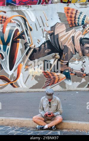 Scorcio del quartiere le Panier di Marsiglia con la Street art. Francia, Europa Foto Stock