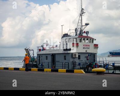 Batumi, Georgia. 06.21.2024 lavoratori portuali ormeggiano la nave. Arrivo della nave. Marinai in un porto moderno Foto Stock