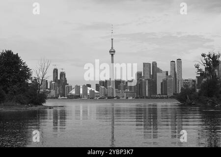 Toronto, ON, Canada - 13 giugno 2024: Vista sul Lago Ontario dalle Toronto Islands dello skyline di Toronto, inclusa la CN Tower nel centro. Foto Stock