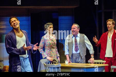 l-r: Alex Hassell (Biff), Harriet Walter (Linda Loman), Antony Sher (Willy Loman), Sam Marks (Happy) in DEATH OF A SALESMAN di Arthur Miller alla Royal Shakespeare Company (RSC), Royal Shakespeare Theatre, Stratford-upon-Avon, Inghilterra 01/04/2015 design: Stephen Brimson Lewis lighting: Tim Mitchell regista: Gregory Doran Foto Stock