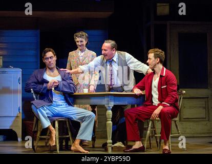 l-r: Alex Hassell (Biff), Harriet Walter (Linda Loman), Antony Sher (Willy Loman), Sam Marks (Happy) in DEATH OF A SALESMAN di Arthur Miller alla Royal Shakespeare Company (RSC), Royal Shakespeare Theatre, Stratford-upon-Avon, Inghilterra 01/04/2015 design: Stephen Brimson Lewis lighting: Tim Mitchell regista: Gregory Doran Foto Stock