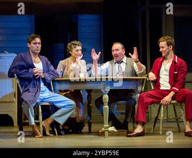 l-r: Alex Hassell (Biff), Harriet Walter (Linda Loman), Antony Sher (Willy Loman), Sam Marks (Happy) in DEATH OF A SALESMAN di Arthur Miller alla Royal Shakespeare Company (RSC), Royal Shakespeare Theatre, Stratford-upon-Avon, Inghilterra 01/04/2015 design: Stephen Brimson Lewis lighting: Tim Mitchell regista: Gregory Doran Foto Stock