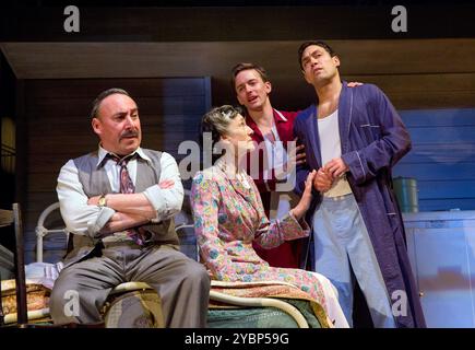 l-r: Antony Sher (Willy Loman), Harriet Walter (Linda Loman), Sam Marks (Happy), Alex Hassell (Biff) in DEATH OF A SALESMAN di Arthur Miller alla Royal Shakespeare Company (RSC), Royal Shakespeare Theatre, Stratford-upon-Avon, Inghilterra 01/04/2015 design: Stephen Brimson Lewis lighting: Tim Mitchell regista: Gregory Doran Foto Stock