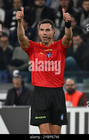 Torino, Italia. 19 ottobre 2024. L'arbitro Juan Luca Sacchi officia durante l'ottava giornata del Campionato di serie A tra Juventus F.C. e S.S. Lazio allo Stadio Allianz di Torino, Italia, il 19 ottobre 2024. (Foto di Domenico Cippitelli/NurPhoto) credito: NurPhoto SRL/Alamy Live News Foto Stock