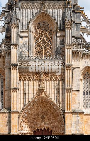 Dettaglio architettonico del portale della chiesa medievale del monastero di Santa Maria da Vitoria a Batalha, un capolavoro gotico manuelino, il Portogallo Foto Stock