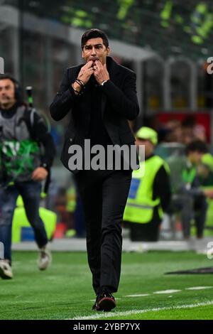 Milano, Italia il 19 ottobre 2024. L'allenatore dell'AC Milan Paulo Fonseca reagisce durante la partita di calcio di serie A tra l'AC Milan e l'Udinese allo Stadio San Siro di Milano, Italia, il 19 ottobre 2024 credito: Piero Cruciatti/Alamy Live News Foto Stock