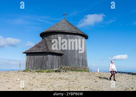 Cappella Turistica delle donne anziane adulte dell'edificio in legno di San Lorenzo sul monte Snezka Sniezka Polonia Europa Foto Stock