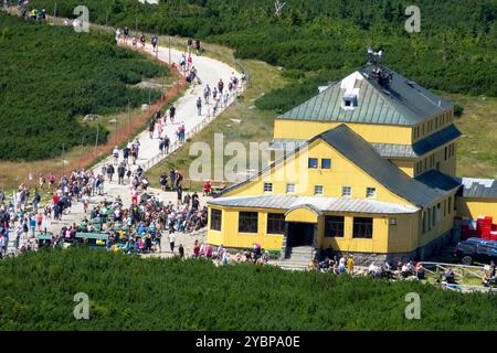 Folle di persone turisti Turismo a Karkonosze Polonia Rifugio Dom Slaski montagne affollate Foto Stock