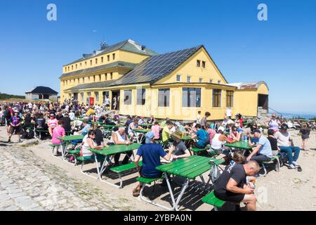 Dom Slaski Silesian House Hut Shelter Building, Polonia Europa persone turisti Turismo nel Parco Nazionale dei Monti Kakonosze Foto Stock