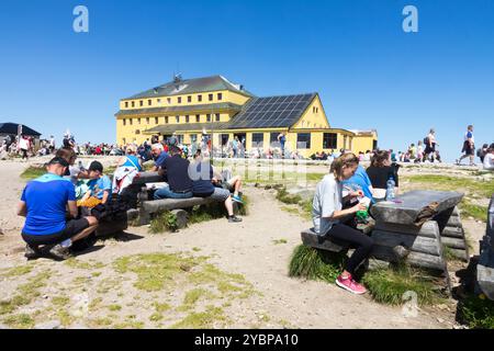 Dom Slaski Silesian House Hut Shelter Building, Polonia Europa persone turisti Turismo nel Parco Nazionale dei Monti Kakonosze Foto Stock