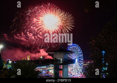 Southend on Sea, Essex, Regno Unito. 19 ottobre 2024. I fuochi d'artificio a Southend si svolgeranno ogni sabato sera fino al 16 novembre con i fuochi d'artificio lanciati da una chiatta sul litorale dell'estuario vicino al molo. L'evento è organizzato dalla Southend Seaside Partnership e dalla Southend BID e mira ad attirare i visitatori verso le attrazioni sul lungomare e a stimolare l'economia notturna Foto Stock