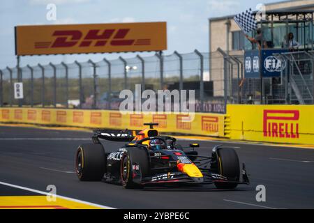 Austin, Stati Uniti. 19 ottobre 2024. Il pilota olandese di Formula 1 Max Verstappen della Red Bull Racing vince la gara sprint al Gran Premio degli Stati Uniti di Formula 1 sul circuito delle Americhe ad Austin, Texas, sabato 19 ottobre 2024. Foto di Greg Nash/UPI credito: UPI/Alamy Live News Foto Stock