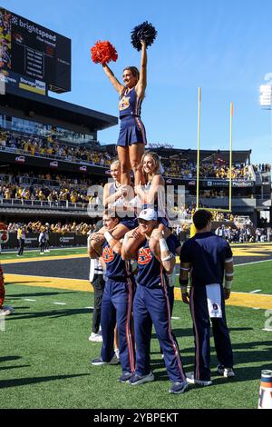 Columbia, Missouri, Stati Uniti. 19 ottobre 2024. Le cheerleader degli Auburn Tigers si esibiscono durante una partita contro i Missouri Tigers al Memorial Stadium di Columbia, Missouri. David Smith/CSM/Alamy Live News Foto Stock