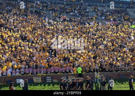 Columbia, Missouri, Stati Uniti. 19 ottobre 2024. Una vista della sezione studentesca dei Missouri Tigers prima di una partita contro gli Auburn Tigers al Memorial Stadium di Columbia, Missouri. David Smith/CSM/Alamy Live News Foto Stock