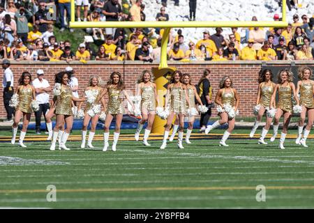 Columbia, Missouri, Stati Uniti. 19 ottobre 2024. Le Missouri Tigers Golden Girls si esibiscono durante il secondo tempo contro gli Auburn Tigers al Memorial Stadium di Columbia, Missouri. David Smith/CSM/Alamy Live News Foto Stock