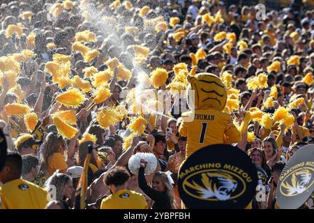 Columbia, Missouri, Stati Uniti. 19 ottobre 2024. La mascotte dei Missouri Tigers Truman the Tiger spruzza i tifosi prima di una partita contro gli Auburn Tigers al Memorial Stadium di Columbia, Missouri. David Smith/CSM/Alamy Live News Foto Stock