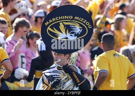 Columbia, Missouri, Stati Uniti. 19 ottobre 2024. Un membro della band Marching Mizzou prima di una partita contro gli Auburn Tigers al Memorial Stadium di Columbia, Missouri. David Smith/CSM/Alamy Live News Foto Stock