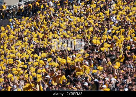 Columbia, Missouri, Stati Uniti. 19 ottobre 2024. Una vista della sezione studentesca dei Missouri Tigers durante una partita contro gli Auburn Tigers al Memorial Stadium di Columbia, Missouri. David Smith/CSM/Alamy Live News Foto Stock